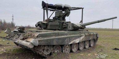В очікуванні Leopard-2 російські танкісти кустарно підвищують захист своїх танків. Але не допоможе