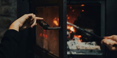 "У хаті тепло, розпалюється легко": українка розказала, як гріється пічкою (відео)