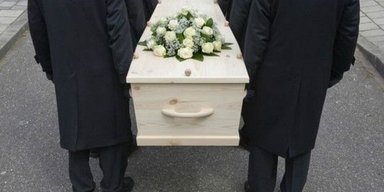 Усвідомив, що "життя коротке": чоловік зробив пропозицію дівчині на похоронах її мами