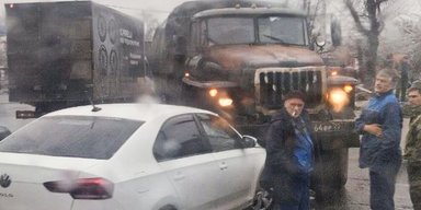 У Маріуполі військова вантажівка повна БК протаранила цивільне авто, — Андрющенко (фото)