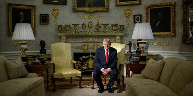 Маленький і в золоті: у США для туристів збудували точну копію Овального кабінету Трампа