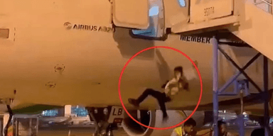 Чоловік випав із літака Airbus A320, коли прибирали трап (відео)