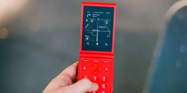 Кнопкові телефони повертаються: ціна та характеристики нової "розкладачки" Light Flip (фото)