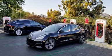 Не думав, що згорить: бізнесмен спалив Tesla під Києвом через сварку зі своєю дівчиною
