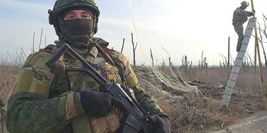 Для посилення логістики: окупанти почали будувати тунелі з сіток під Покровськом (фото)