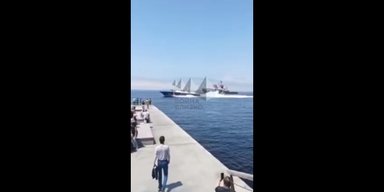 В РФ военный катер во время тренировок выпустил ракетницу по пирсу со зрителями (видео)