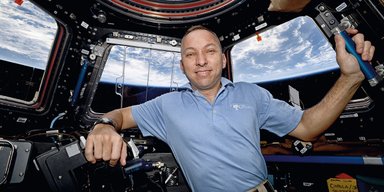 "Когда ты в скафандре, хочется расслабиться и ничего не делать". Интервью с астронавтом NASA, развернувшем в космосе украинский флаг