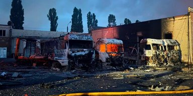 ВС РФ ударили по автотранспортному предприятию в Киеве, есть погибшие (видео)
