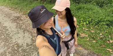 Девушка позировала для фото на природе и не увидела, что ползет возле ее ноги (фото)