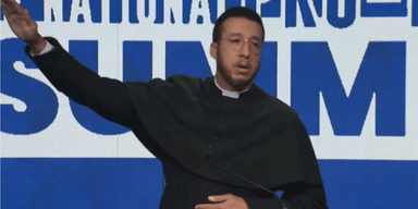 Священник повторив "салют" Ілона Маска під час промови: церква позбавила його сану (відео)