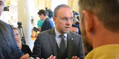 "Очень специфически отношусь": Власенко отреагировал на идею отправлять на фронт депутатов