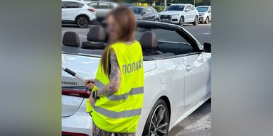 У Києві блогерка знімала відео в поліцейському жилеті: їй загрожує значний штраф