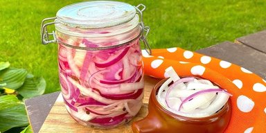 К мясу и для салатов: рецепт маринованного лука на зиму