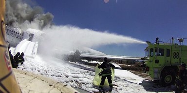 Девочка выжила в авиакатастрофе, но ее переехала прибывшая пожарная машина (фото)