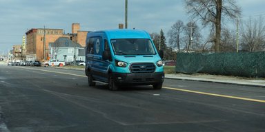 В США появилась первая дорога с беспроводной зарядкой для электромобилей (фото)