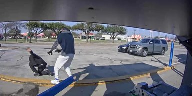 Грабитель банкоматов снял штаны с охранника во время ограбления (видео)