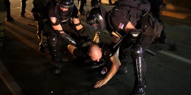 Антиурядові протести у Сербії: між демонстрантами та поліцією відбулися сутички (відео)
