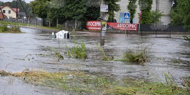 Тонули та перевертались машини: Львів пішов під воду через сильну зливу (відео)