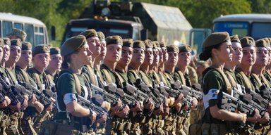 Нарівні з чоловіками: парамедикиня ЗСУ пояснила, чому жінок треба мобілізувати до армії