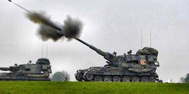 155-мм снаряды один за другим: экипаж АЅ-90 показал стрельбу изнутри (видео)