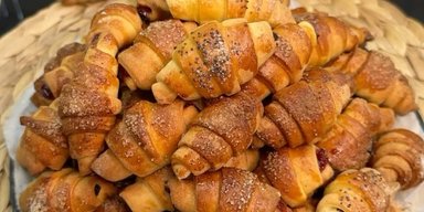 Смачно, як у дитинстві: рецепт ніжних рогаликів із начинкою (відео)