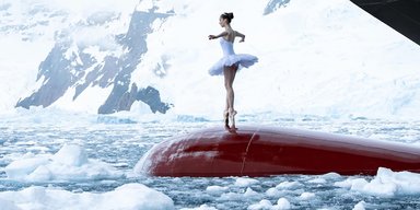 "Краще, ніж ШІ": балерина станцювала на носі криголама в Антарктиді (відео)