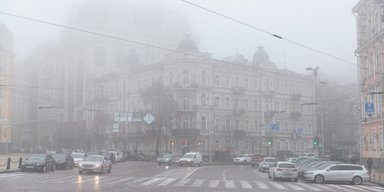 Киев и ряд областей Украины накрыл густой туман: в столице объявили І уровень опасности (видео)