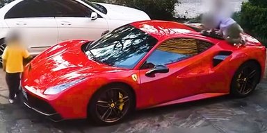 Использовали как горку: дети повредили суперкар Ferrari за полмиллиона долларов (фото)