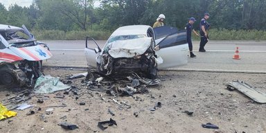 На Миколаївщині легковик врізався у карету швидкої допомоги: є жертви (фото)