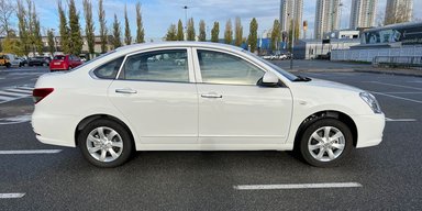В Україні з'явився недорогий електричний седан від Nissan із запасом ходу 400 км (фото)