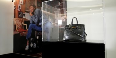 Исторический рекорд: самую первую в мире сумку Hermes Birkin продали за $10 млн (фото)