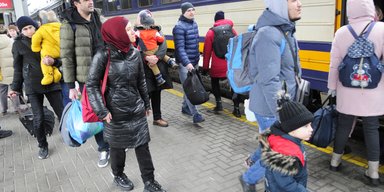 Ситуация на границе. Как можно выехать из Украины: поезда в Словакию, катер в Румынию