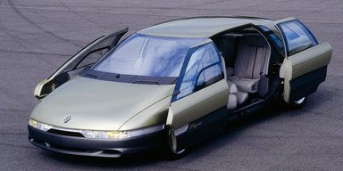 С камерами, телевизорами и компьютером: каким был первый Renault Megane 1988 года (фото)