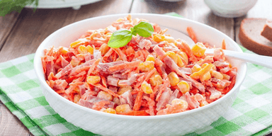 Салат із копченою ковбасою, кукурудзою та морквою: дуже смачно і ситно