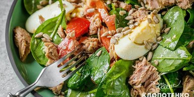 Рецепт простого салата с тунцом и яйцами