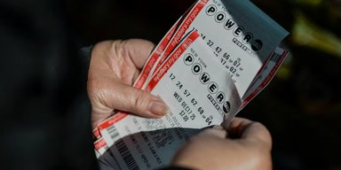 Исторический выигрыш на Рождество: один билет в лотерее принес $1,817 млрд американцу