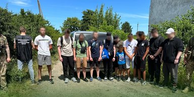 Прикордонники знайшли в кущах трьох підлітків: вони зробили несподіване зізнання