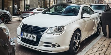 У Києві помітили рідкісний кабріолет Volkswagen з яскравим тюнінгом (фото)