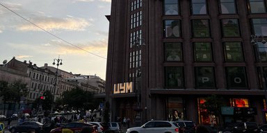 "Не формат": охранник ЦУМа пытался выгнать девушек с плакатами в поддержку пленных (видео)