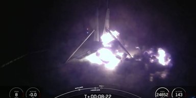 Установила рекорд: ракета компании Илона Маска загорелась при посадке (видео)