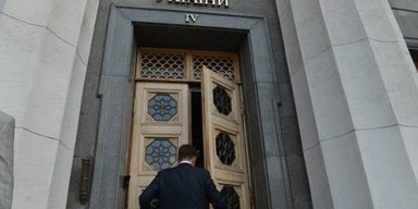 Майже втричі більше, ніж у середнього українця: зарплати держслужбовців рекордно злетіли