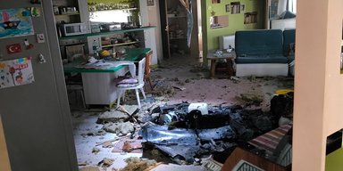 В Николаеве дрон с боевой частью в 100 кг пробил крышу жилого дома и чудом не взорвался (видео)