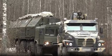 У Білорусі вперше показали РК "Орешник" на бойовому чергуванні: три машини, рота солдатів (відео)