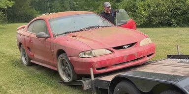 Покинутий спорткар Ford Mustang 90-х помили вперше за 8 років (відео)