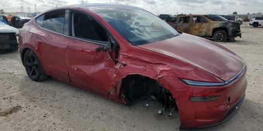 Проїхала усього 300 км: новітню Tesla Model Y Juniper уже встигли розбити в ДТП (фото)