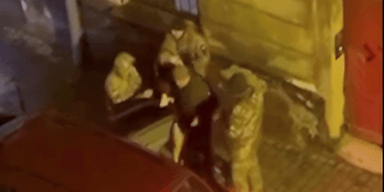 У Львові працівники ТЦК "запакували" чоловіка та вибили телефон із рук жінки (відео)