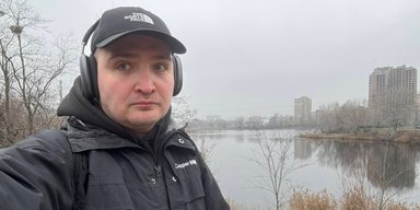 Вдарив кастетом: у Києві кур'єр розбив обличчя батькові блогера Степанця — він розкрив подробиці (фото)