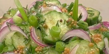 Идеальная и быстрая закуска к шашлыку: как приготовить вкуснейшие маринованные огурцы
