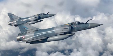 Французские истребители Mirage 2000 "нарисовали" герб Украины над Черным морем (фото)