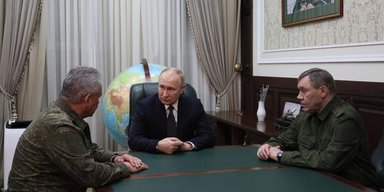 Заслушал отчеты о войне: Путин посетил штаб ВС РФ в Ростове (видео)